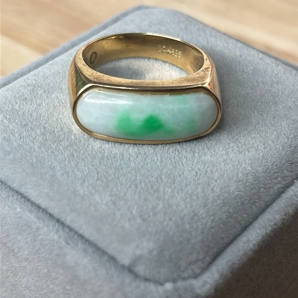 VINTAGE 14K GOLD JADE SADDLE RING